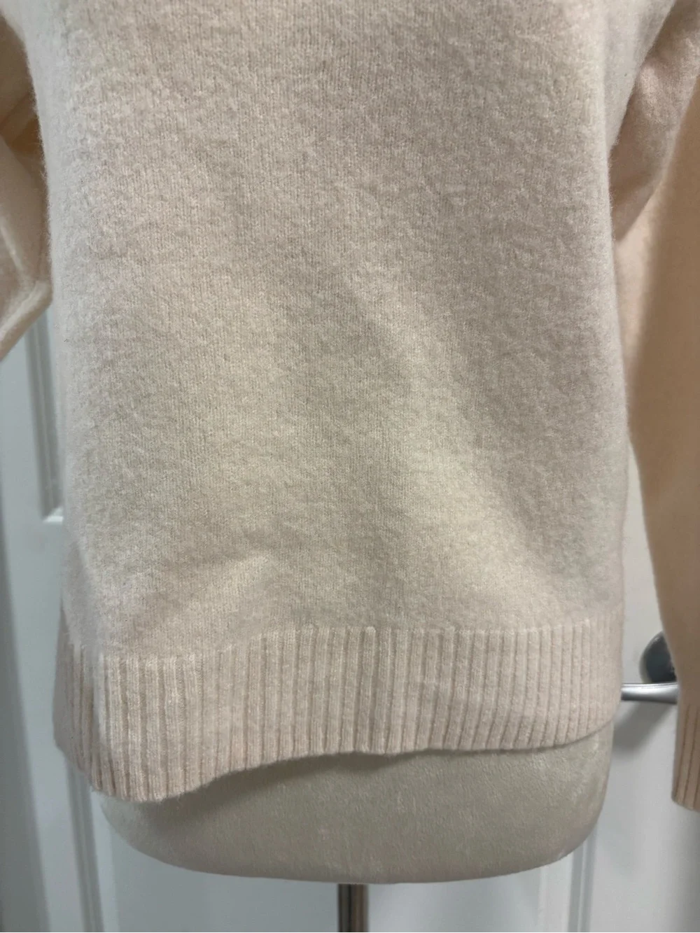 Uniqlo Crewneck Cream Wool Sweater - Picture 5 of 12